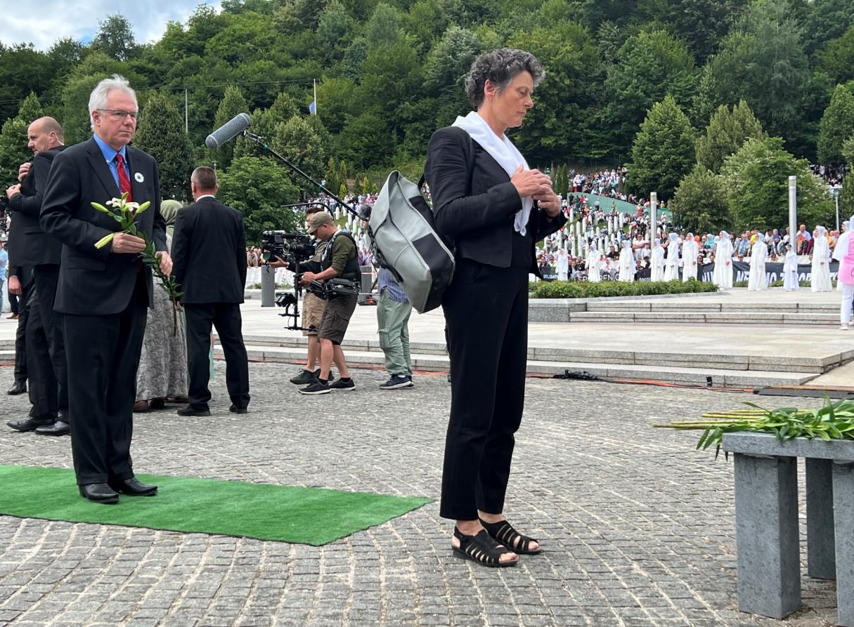 Brojne strane delegacije položile cvijeće - Avaz