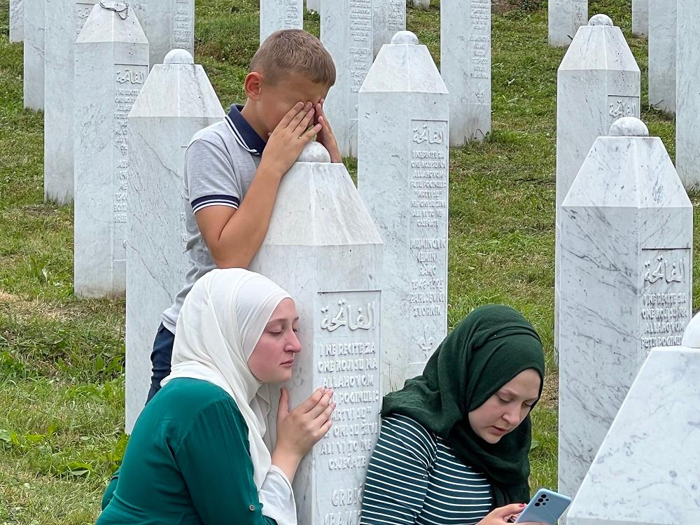 Gorke suze pored mezara svojih najmilijih - Avaz