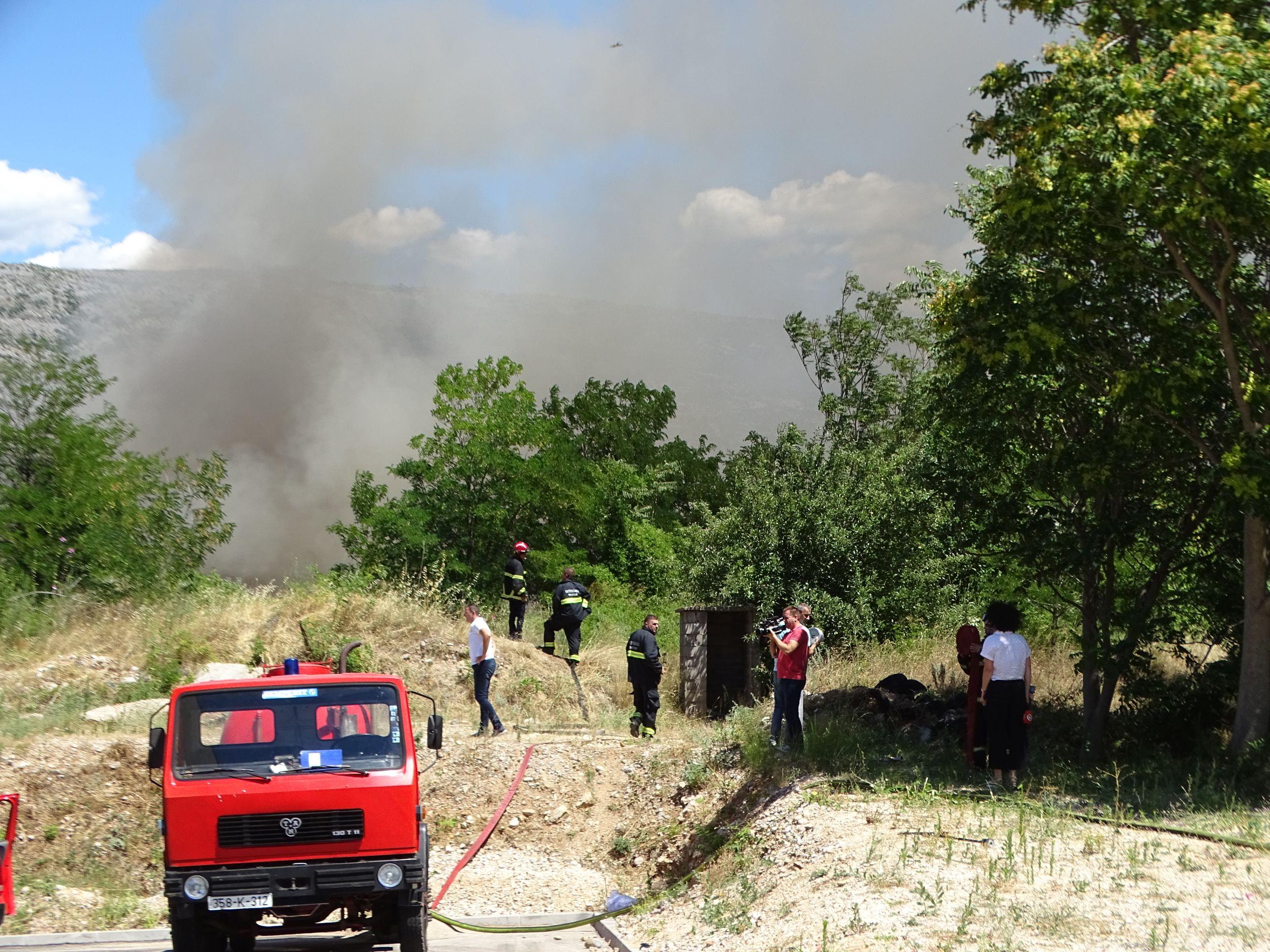 Nakon skoro četiri sata borbe s vatrenom stihijom traže se bageri da zatrpaju divlje odlagalište s kojeg kulja crni, gusti dim