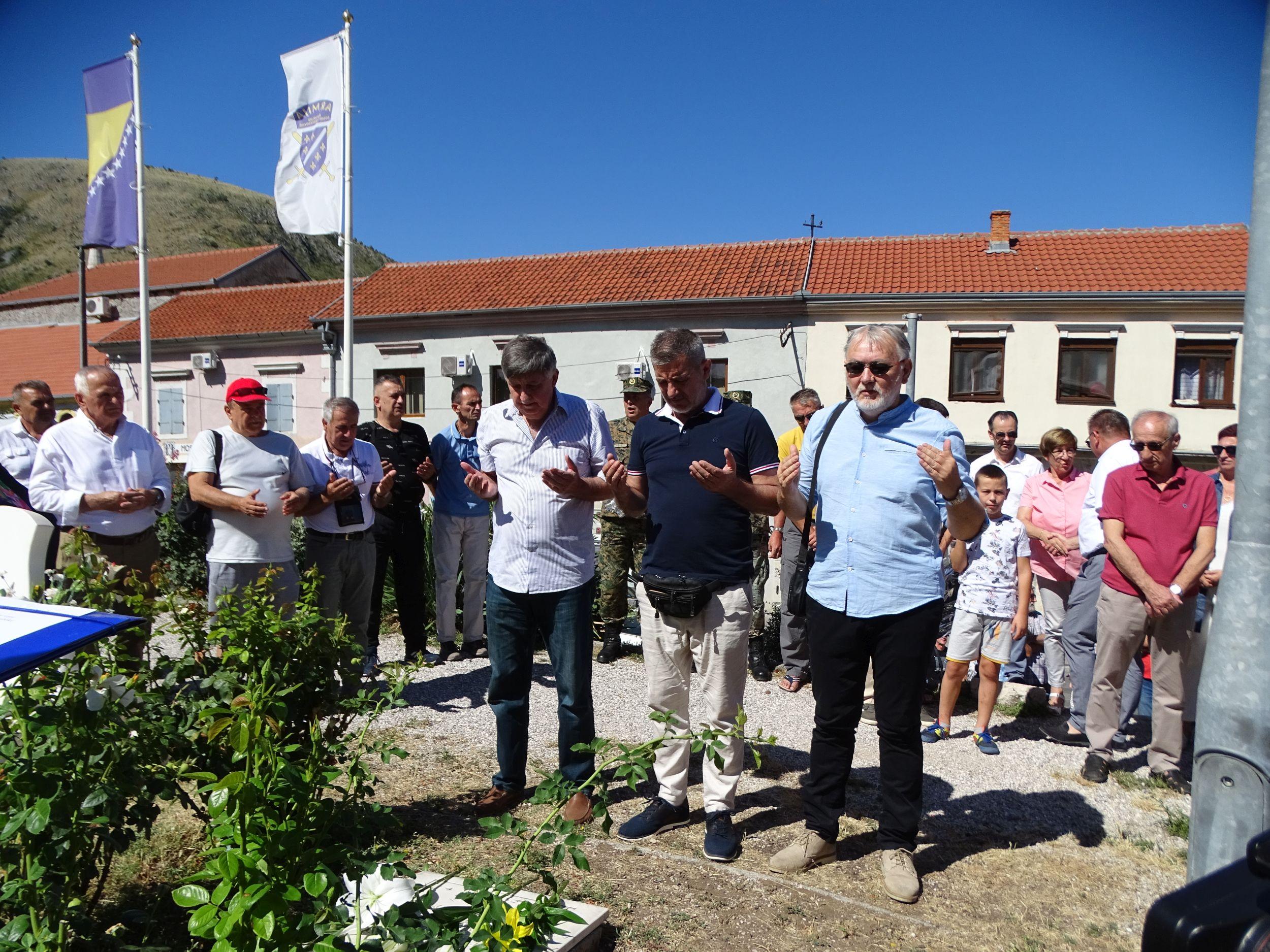 Danas na Šehutlicima: Cvijeće položili komandanti - Avaz