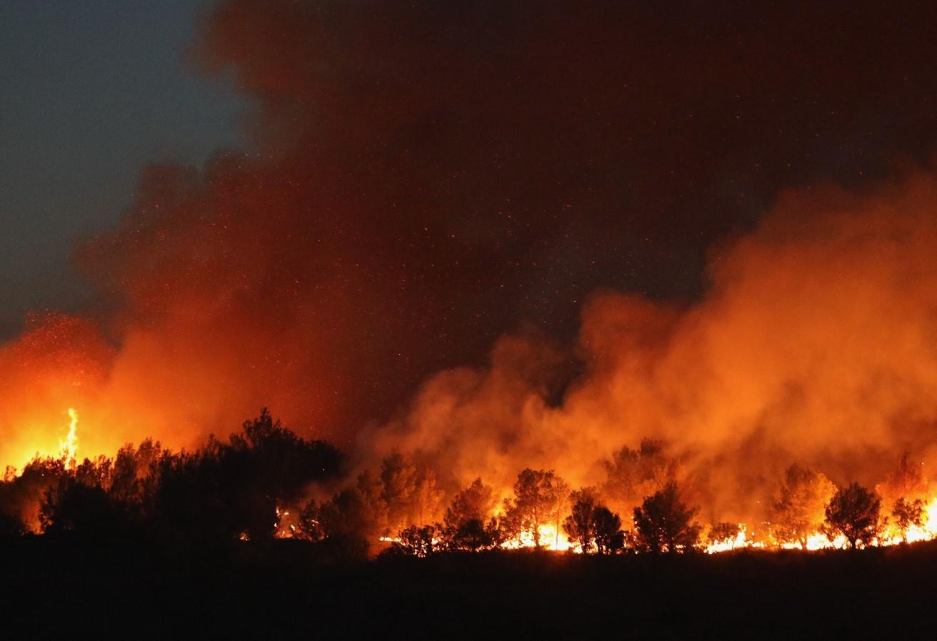 Vatra je gutala i kuće kojih je izgorjelo oko 20 - Avaz