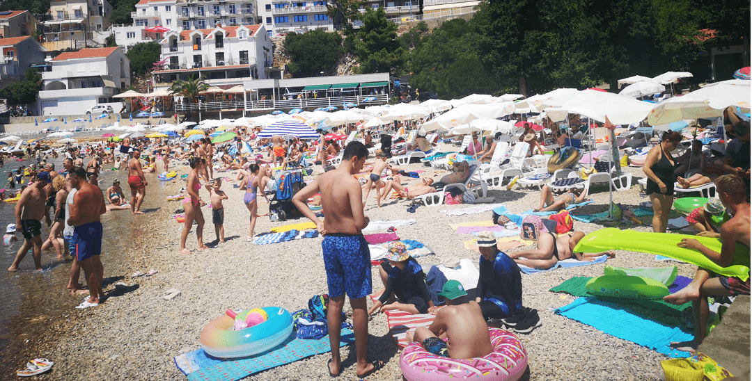 Udarni vikend u Neumu: Traži se mjesto više na plažama i u kafićima