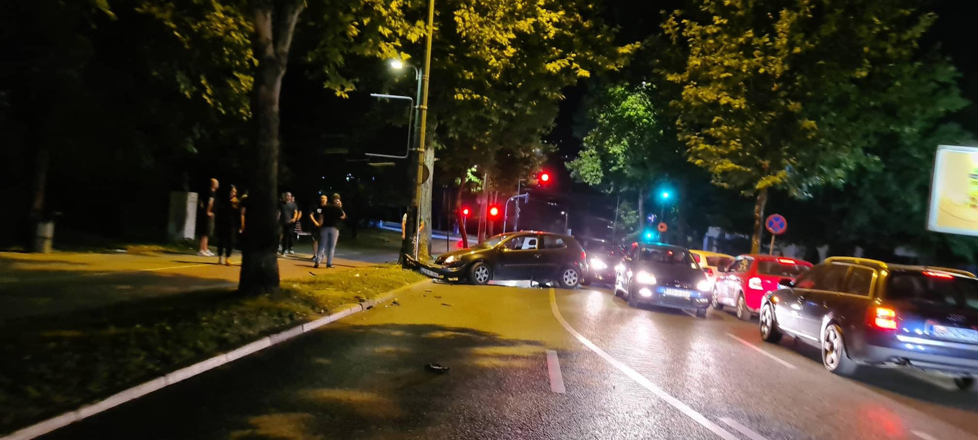 Saobraćajna nesreća na Ciglanama: Golfom udario u banderu, otpao mu branik