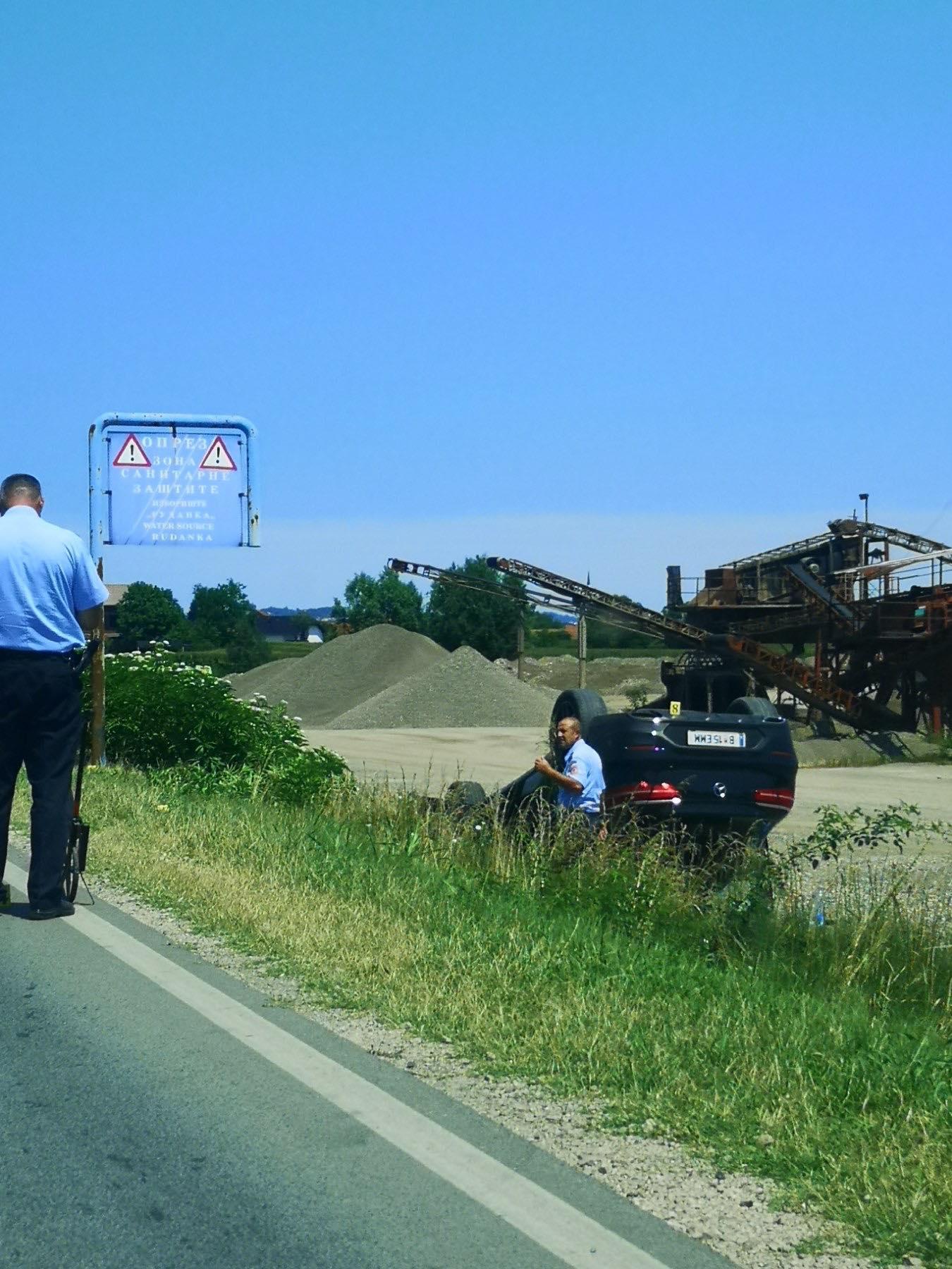 Automobilom sletio s kolovoza i prevrnuo se na krov