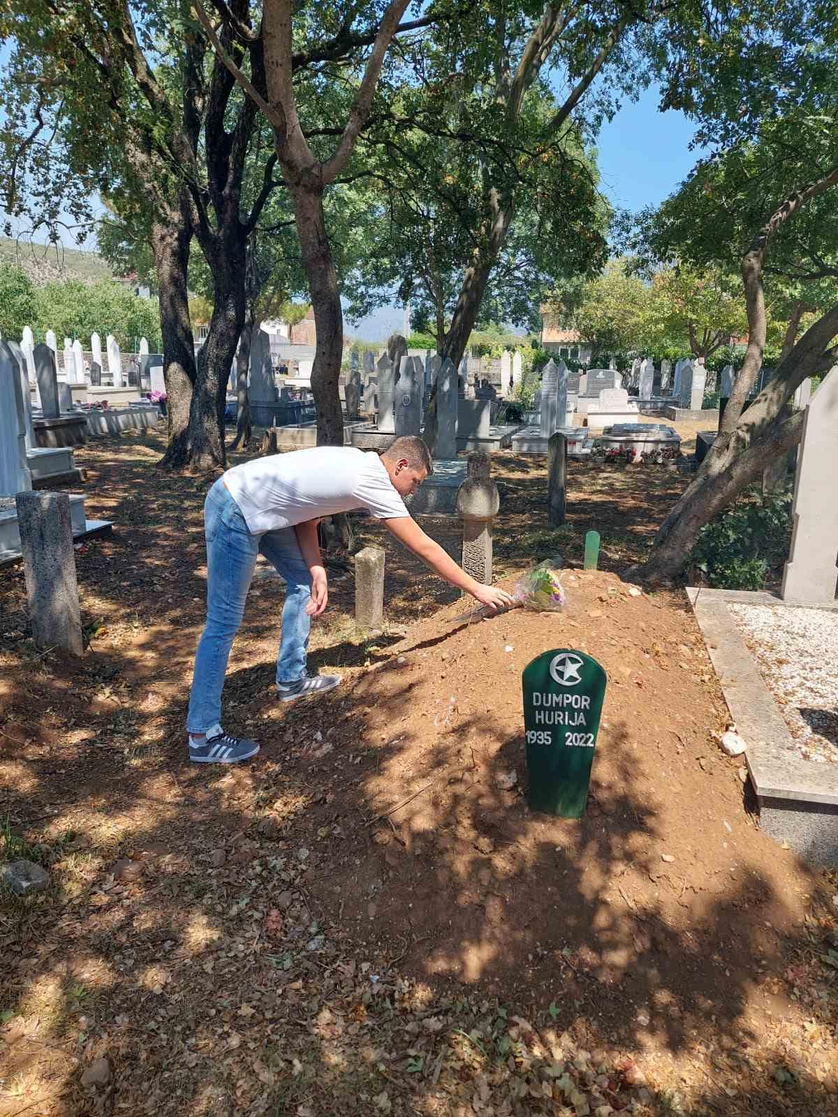 Na mezarju nane Hurije položili cvijeće - Avaz