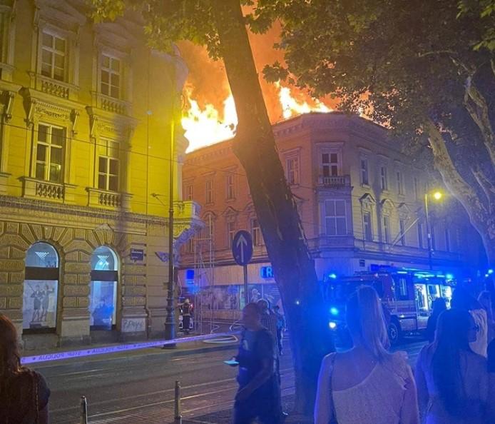 Požar u centru Zagreba, gori krov stambene zgrade