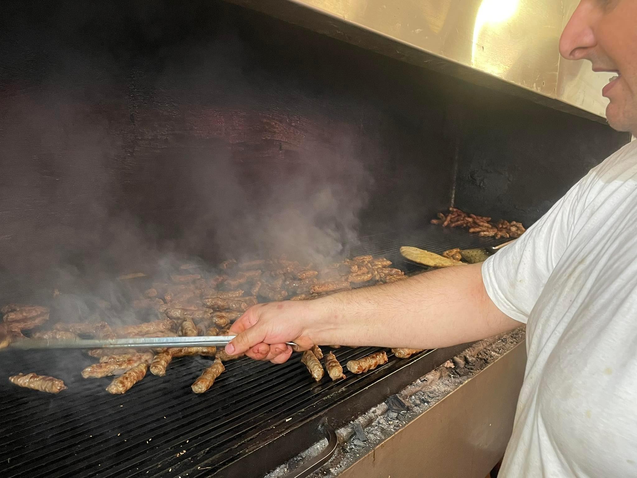 Šta stranci misle o najpoznatijem sarajevskom jelu: Postoje li slatki ćevapi i kako je prošao pokušaj rezanja somuna nožem