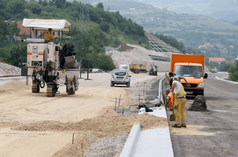 Za provođenje ove odluke zaduženi su Federalno ministarstvo prometa i komunikacija i JP Autoceste FBiH d.o.o. Mostar - Avaz