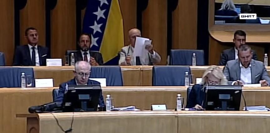 Još uvijek ništa od smanjenja plaća političarima: Delegati odbili izjašnjenje u hitnom i skraćenom postupku