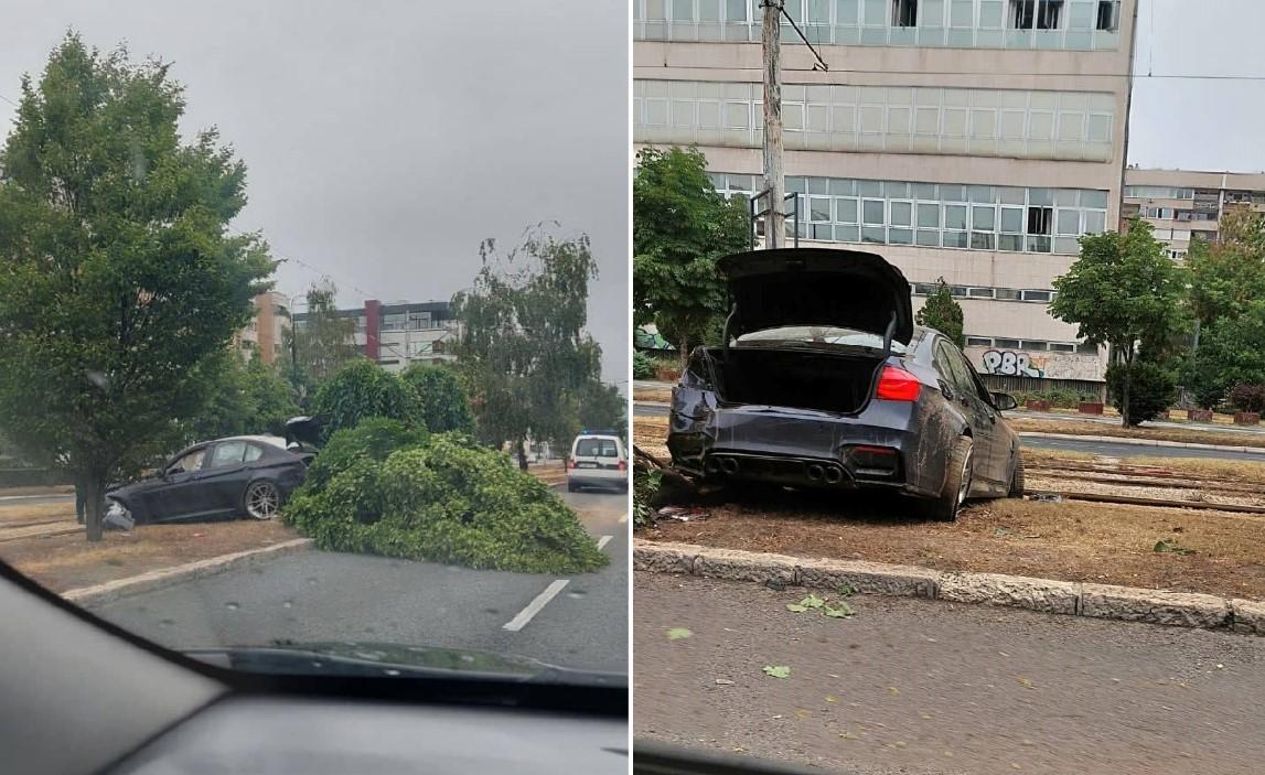 Nesreća u Sarajevu: Auto završio na šinama, tramvaji ne voze