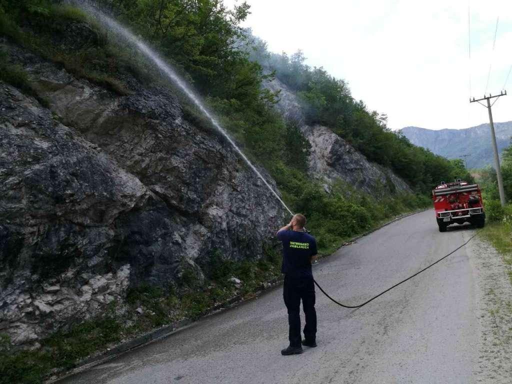 Lokaliziran je požar na području sela Borci, ali i dalje gore panjevi unutar požarišta - Avaz