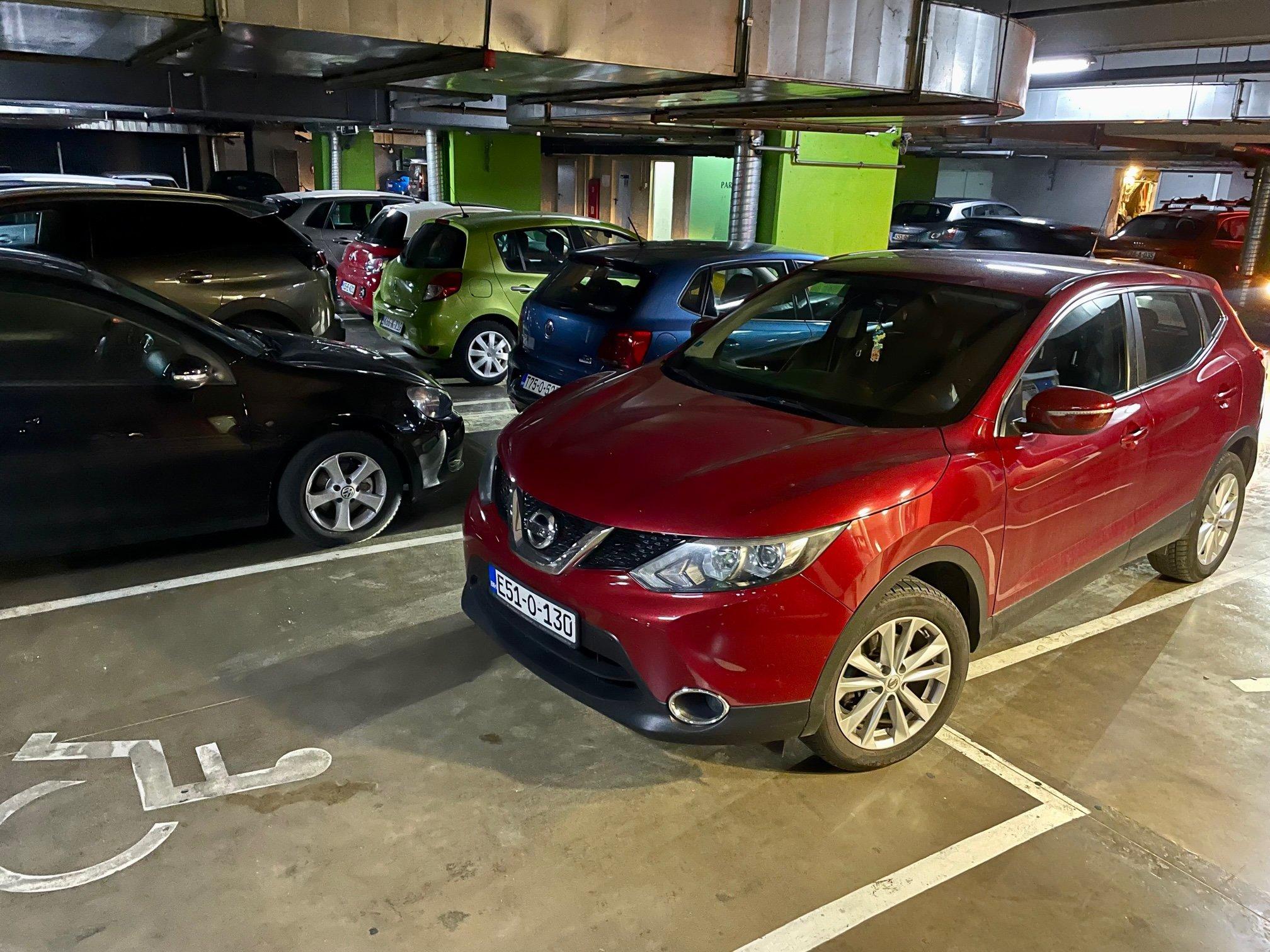 Bahati vozač zauzeo dva mjesta na parkingu - Avaz