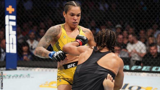 Amanda Nunes se revanširala Juliani Penu, nakon borbe popila pivo