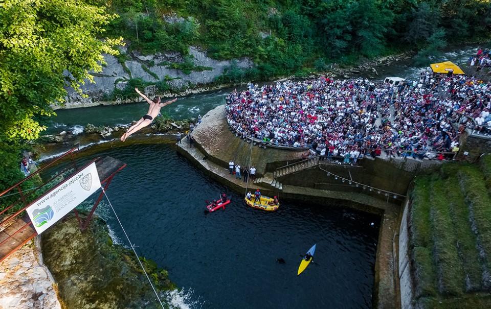 Legendarni pjevač nastupa u Jajcu: Koncert Harisa Džinovića nakon skokova sa Vodopada