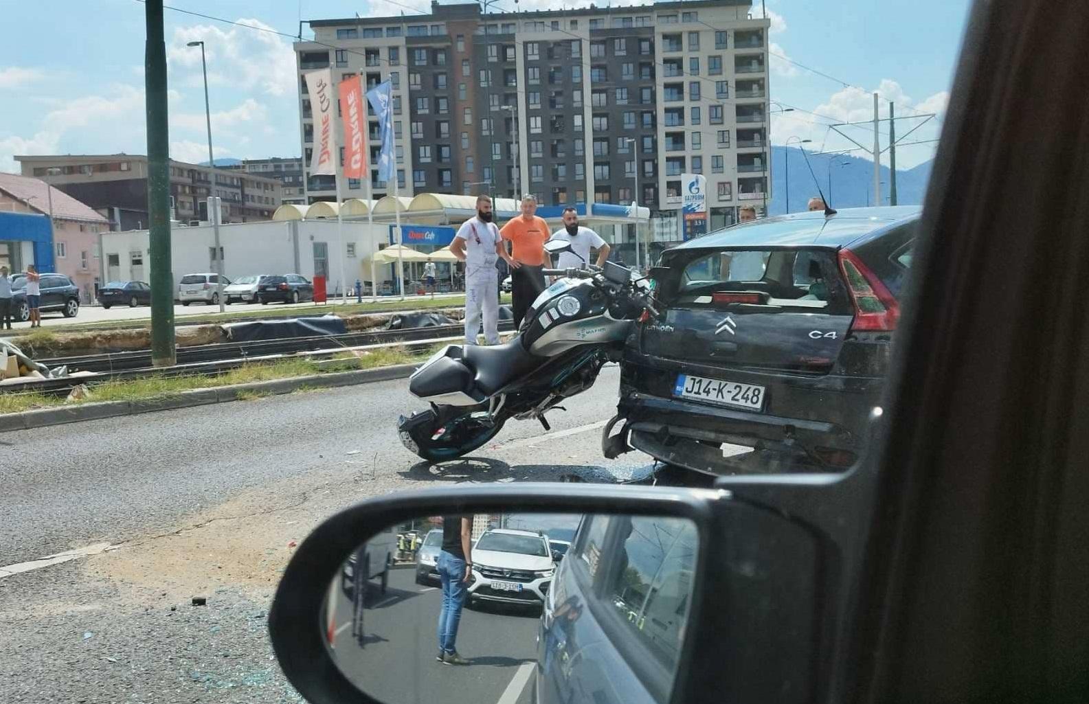 Video / Sudar na Stupu: Motociklista se zabio u automobil, leži na cesti