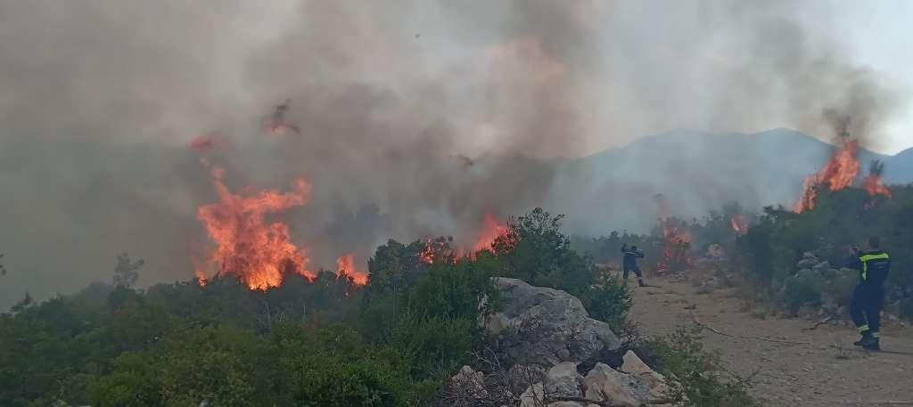 Veliki požar u Neumu proširio se na selo Hutovo: Gasi ga helikopter OS BiH