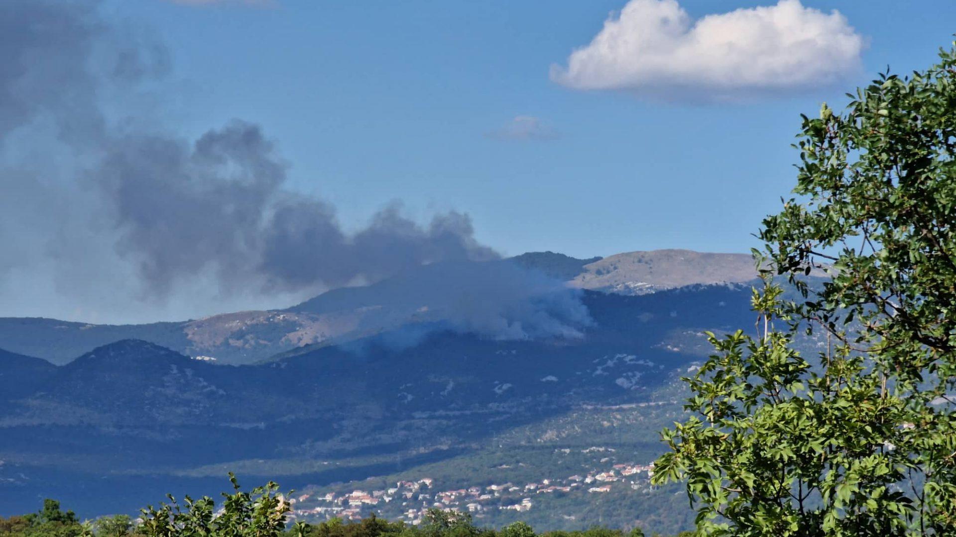 Veliki požar izbio je iznad Rijeke - Avaz