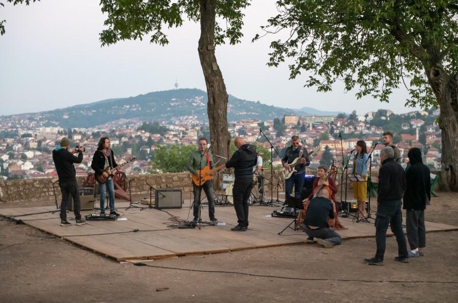 Evo kakav je muzički video set grupe Konvoj jutros iznenadio Vratničane u sami cik zore