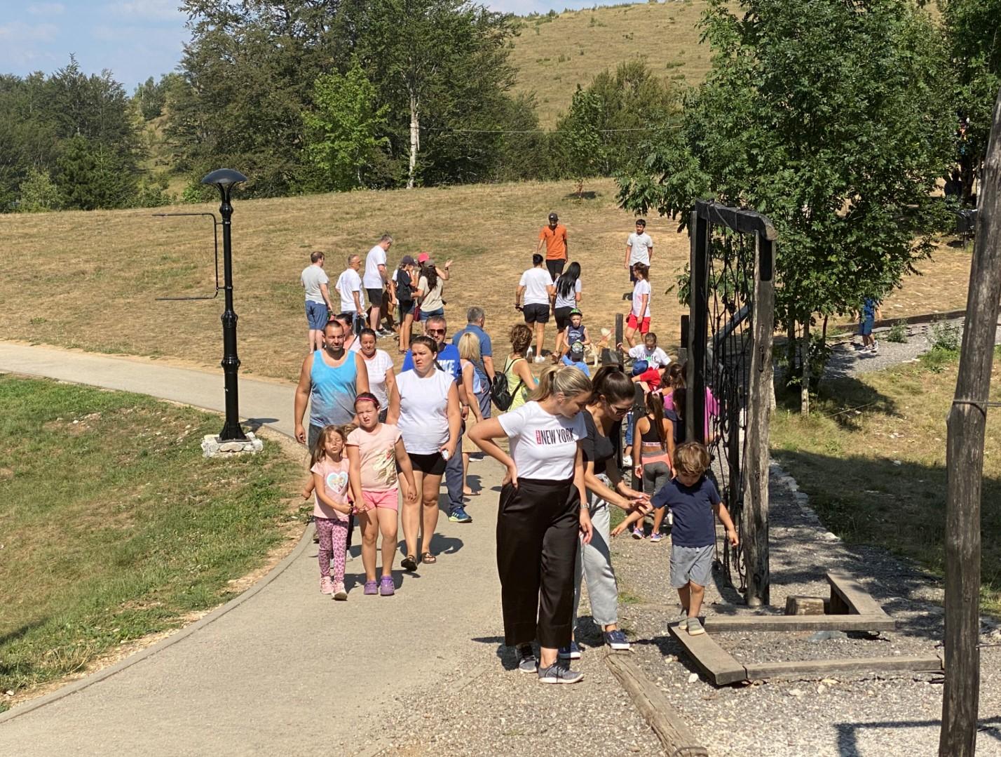 Veliki broj Sarajlija i turista odmara danas u Javorovom dolu