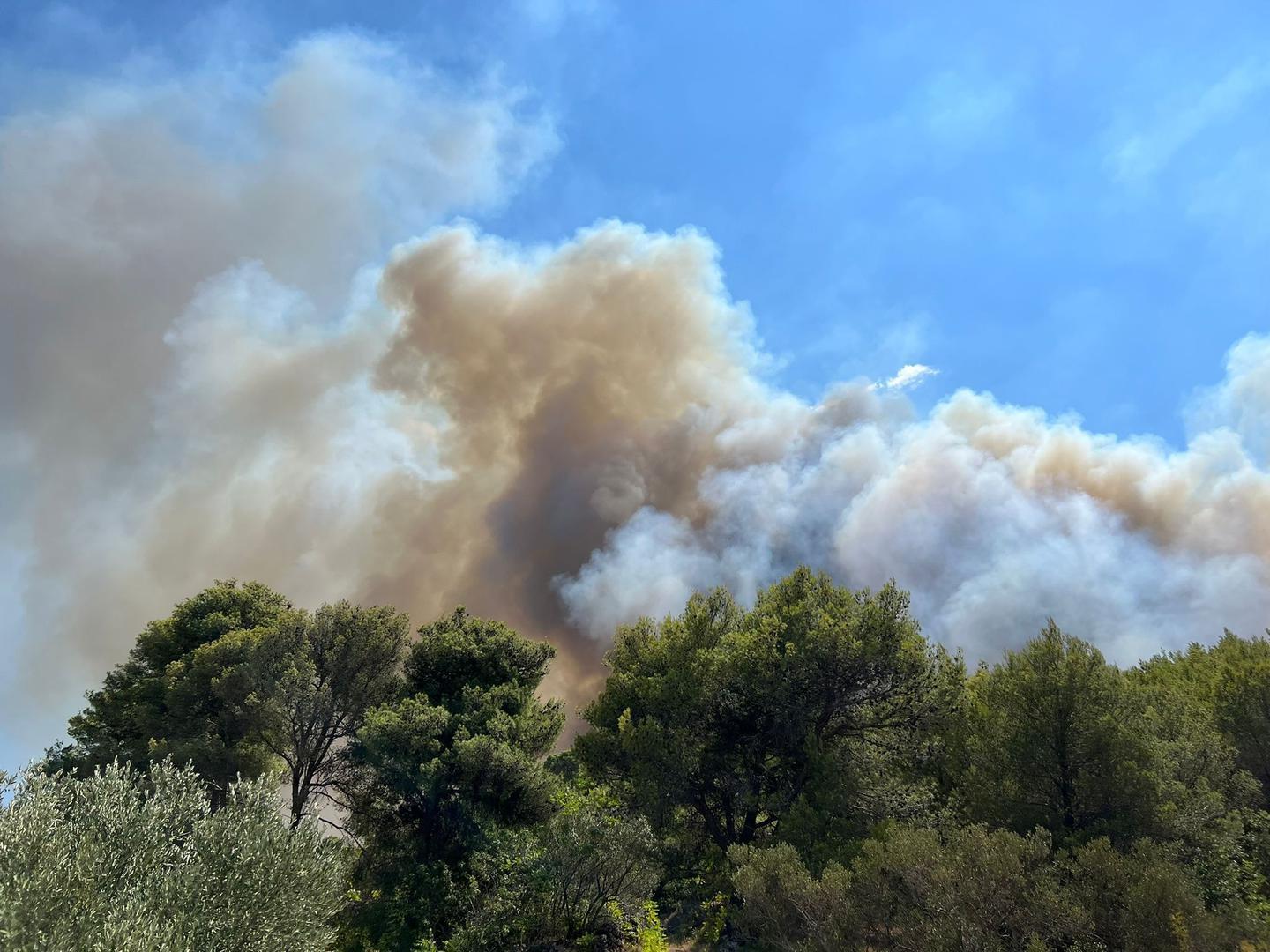 Na terenu su vatrogasci s otoka koji čuvaju požarište - Avaz