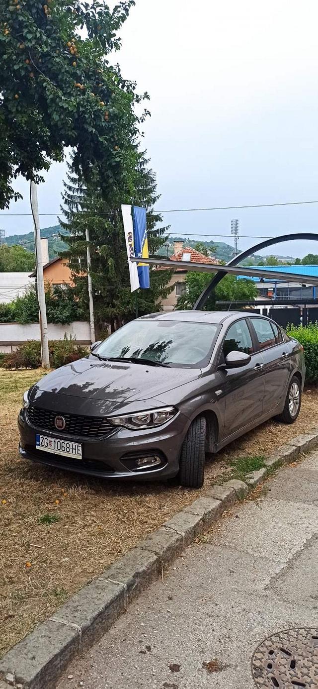 Automobil zagrebačkih registarskih oznaka parkiran pored spomenika borcima Armije RBiH na Koševu