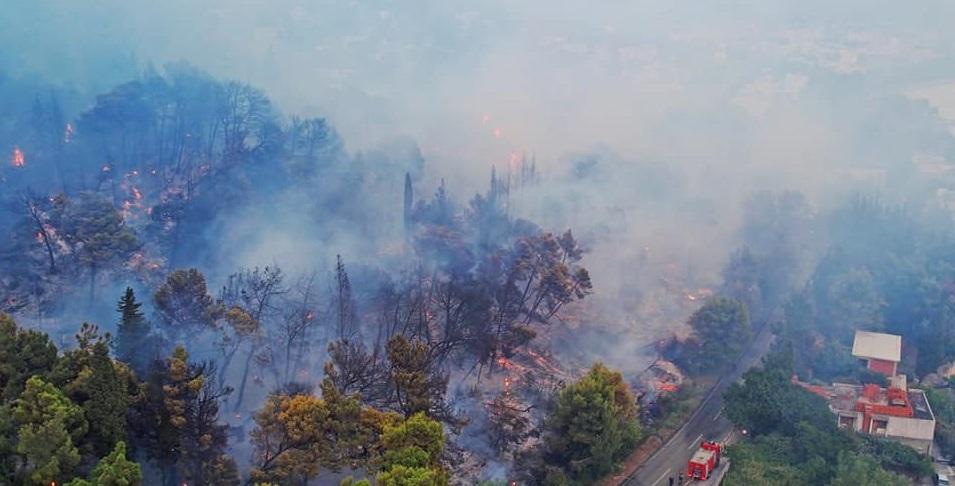 Požar kod Bara stavljen pod kontrolu, povrijeđeni vatrogasac i građanin