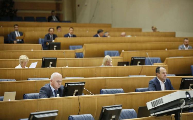 Četiri godine u Parlamentu BiH: Tri puta manje sjednica u odnosu prethodni saziv, blokade, plaće oko 5.000 KM