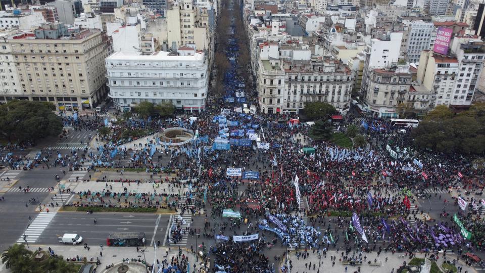 Hiljade ljudi na protestima protiv inflacije u Argentini