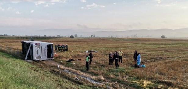 Autobus sletio s puta kod Leskovca i prevrnuo se: Povrijeđen veliki broj ljudi