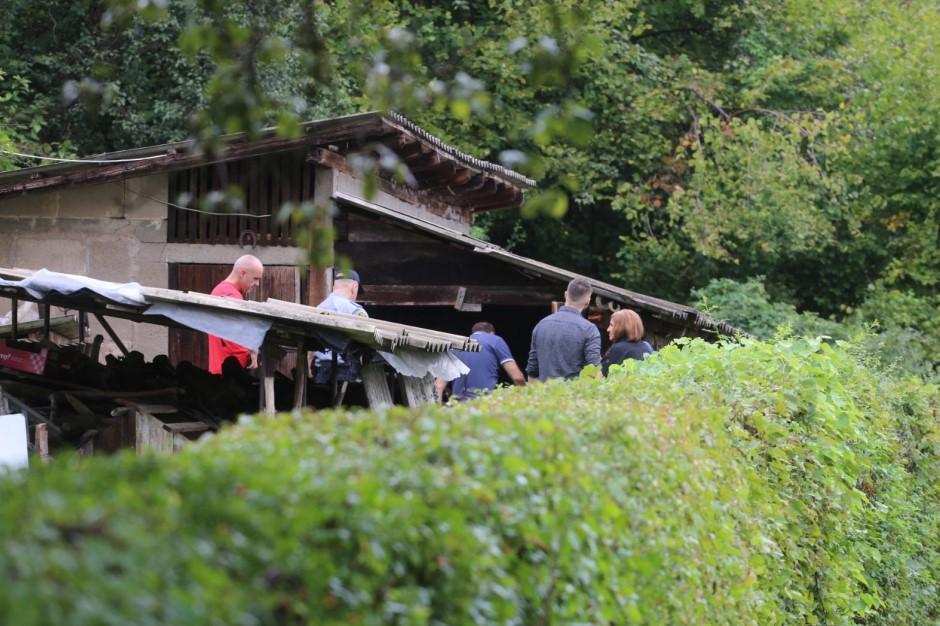 Ispred kuće Josipovića su se okupili članovi uže i šire porodice te mještani - Avaz