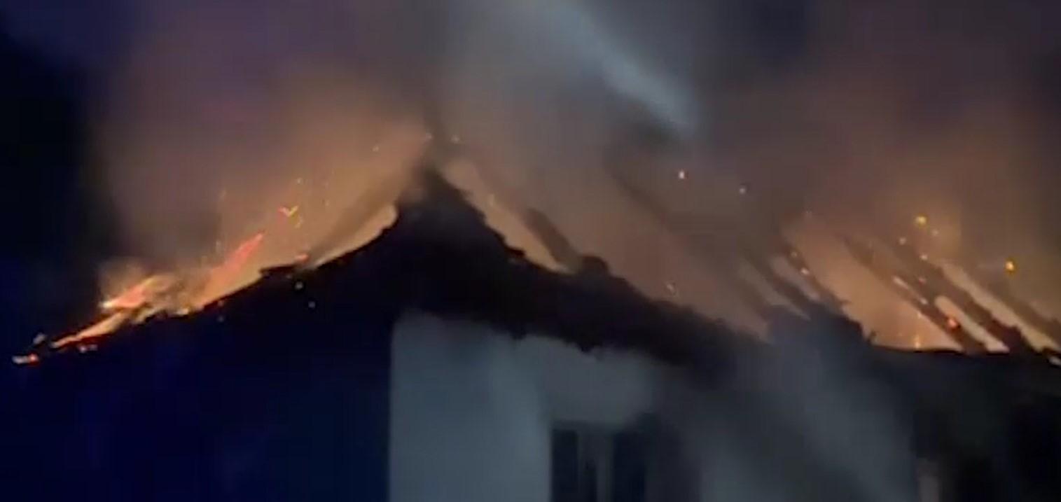 Trenutak gašenja požara na kući - Avaz