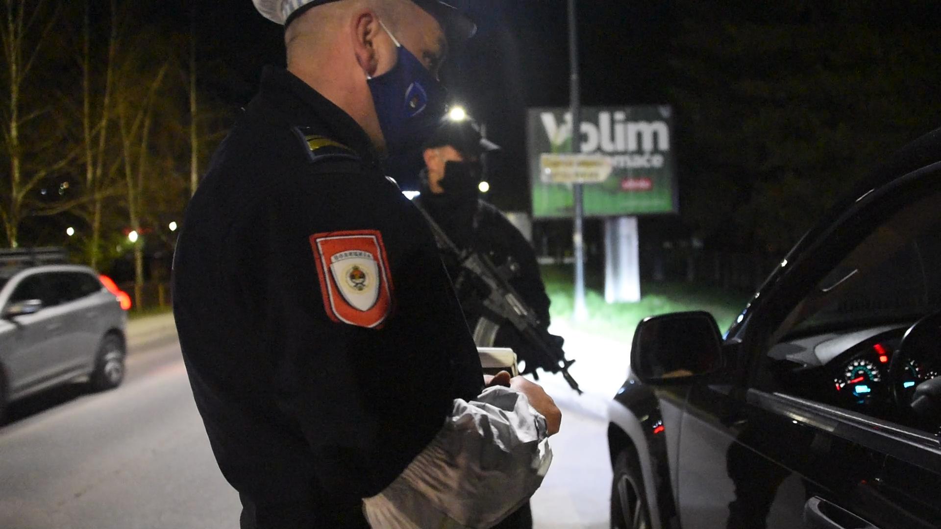 Na Bulozima pucano na taksistu iz Sarajeva pa mu sjekirom oštetili vozilo