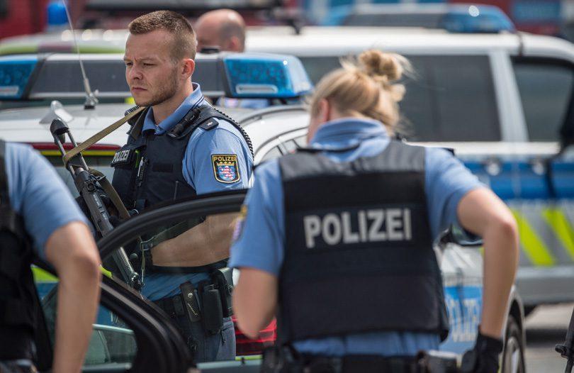 Sjekirom napao ženu pa ga upucala policija