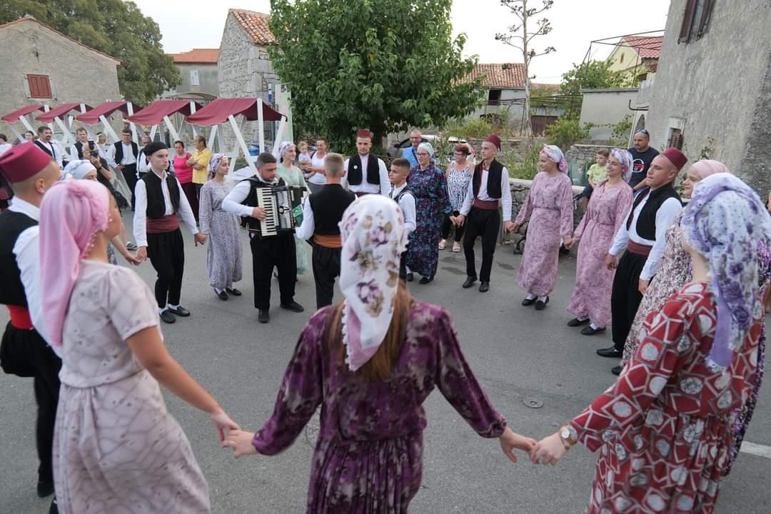 Mladi iz Babića zabavili domaćine i sunarodnjake - Avaz