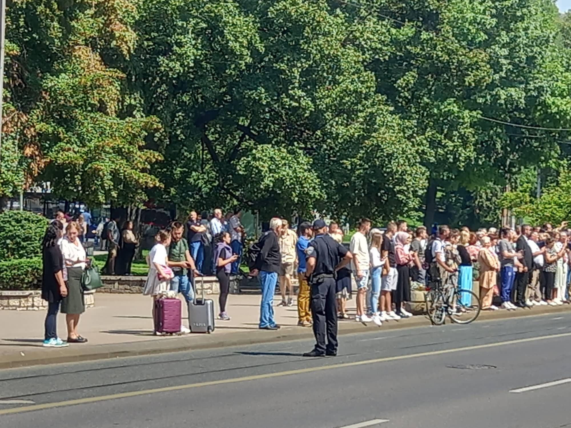 Građani koji su se okupili da pozdrave Erdoana - Avaz