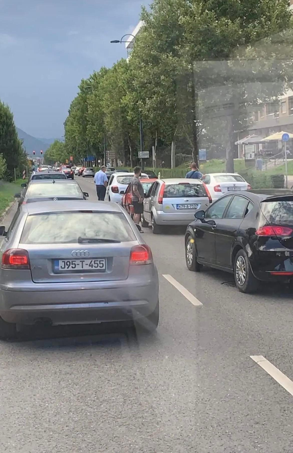 Lančani sudar u Sarajevu: Dvije osobe povrijeđene