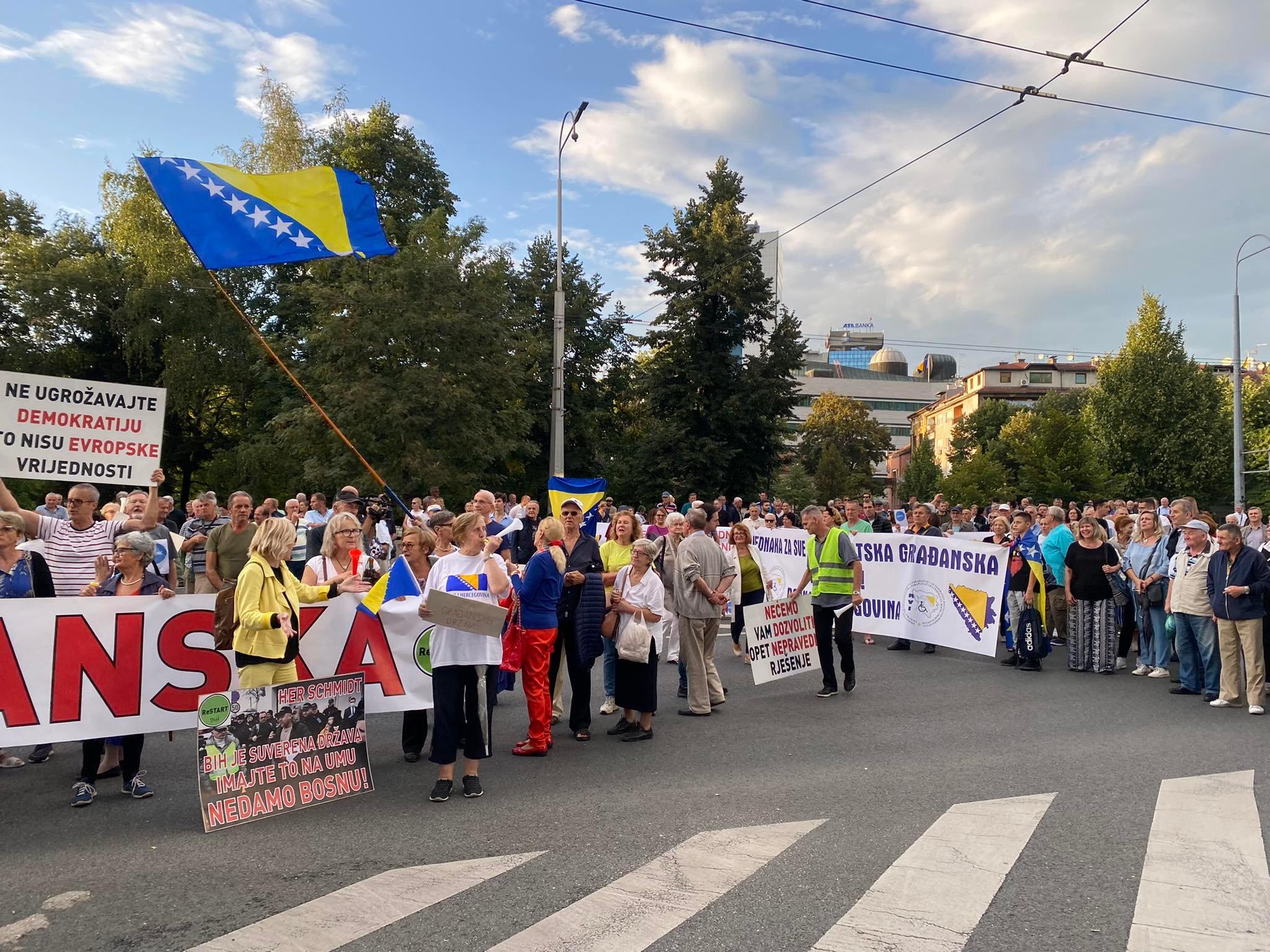 Novi protesti ispred OHR-a: Okupljeni na nekoliko minuta blokirali saobraćaj