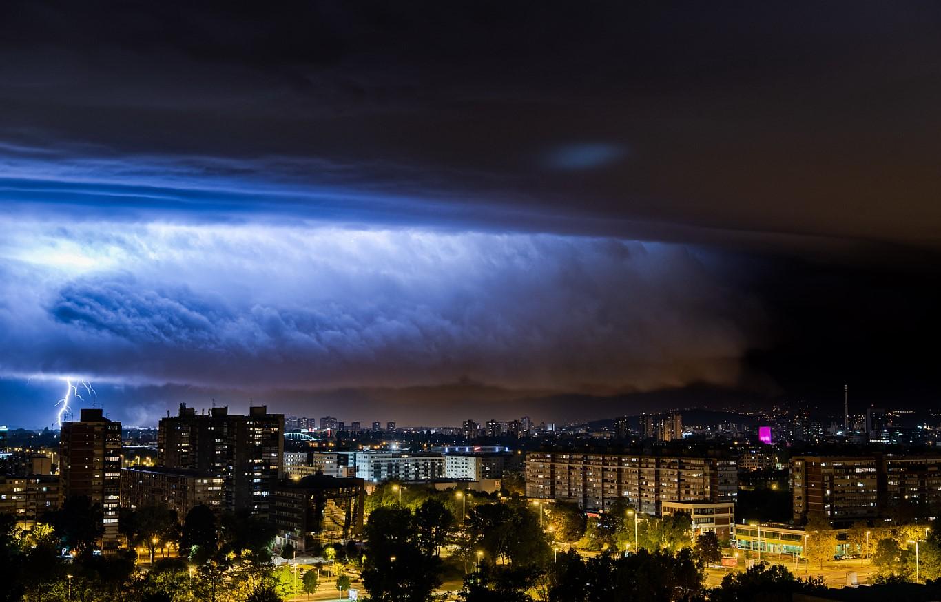 Oblaci sinoć u Zagrebu - Avaz