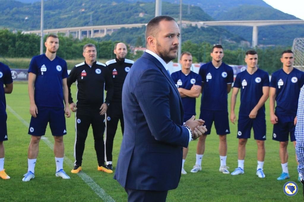 Predsjednik Saveza Vico Zeljković sa igračima i stručnim štabom - Avaz