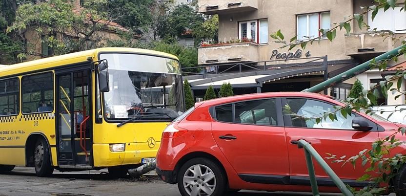 Haos u Sarajevu: Autobus se zabio u banderu, ona pala i razbila dva automobila