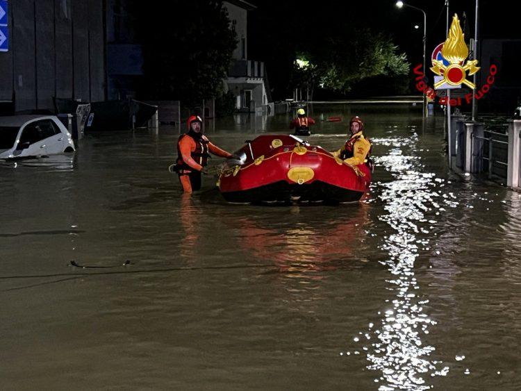 Spasioci tokom akcije - Avaz