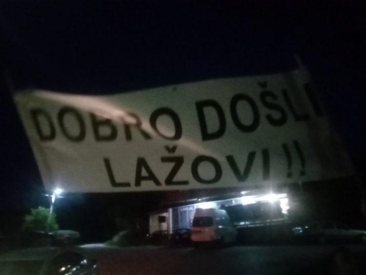 Plakat s porukom na ulasku u mjesto Podgora - Avaz