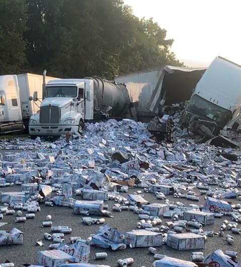 Nestvarne scene u SAD-u: Hiljade limenki piva na autoputu