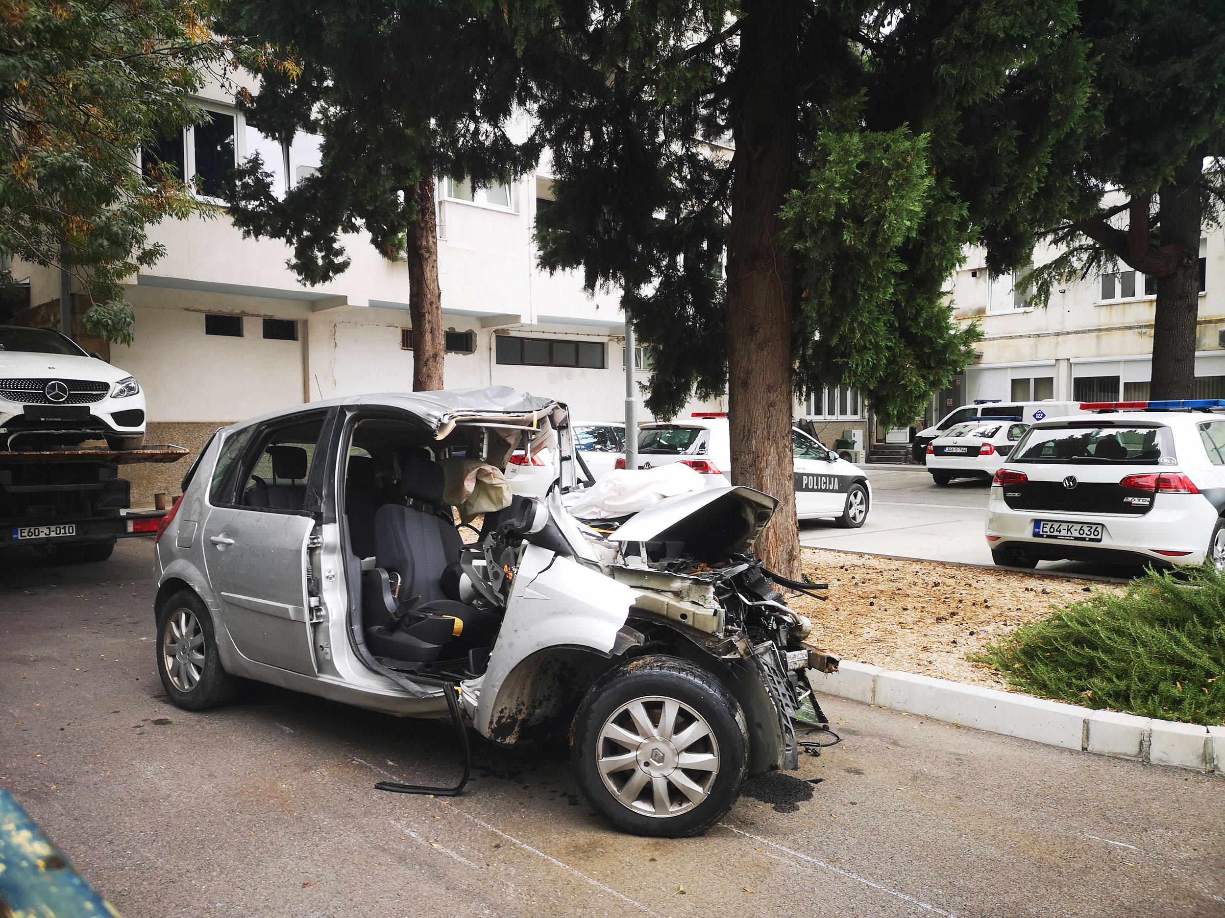 Smrskani Renault Scenic u kojem su stradali Krstići - Avaz