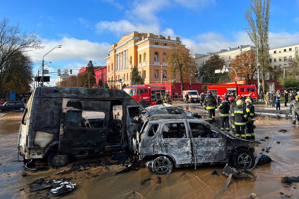 Prvi snimci iz Kijeva nakon eksplozija: Crni dim se izdiže iznad grada, gore vozila