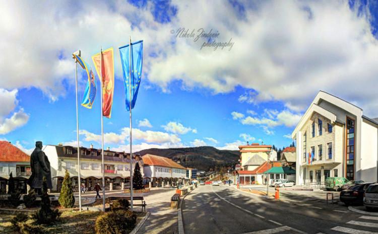 Zastave na zgradi Opštine, preduzećima i ustanovama čiji je osnivač, bit će spuštene na pola koplja - Avaz