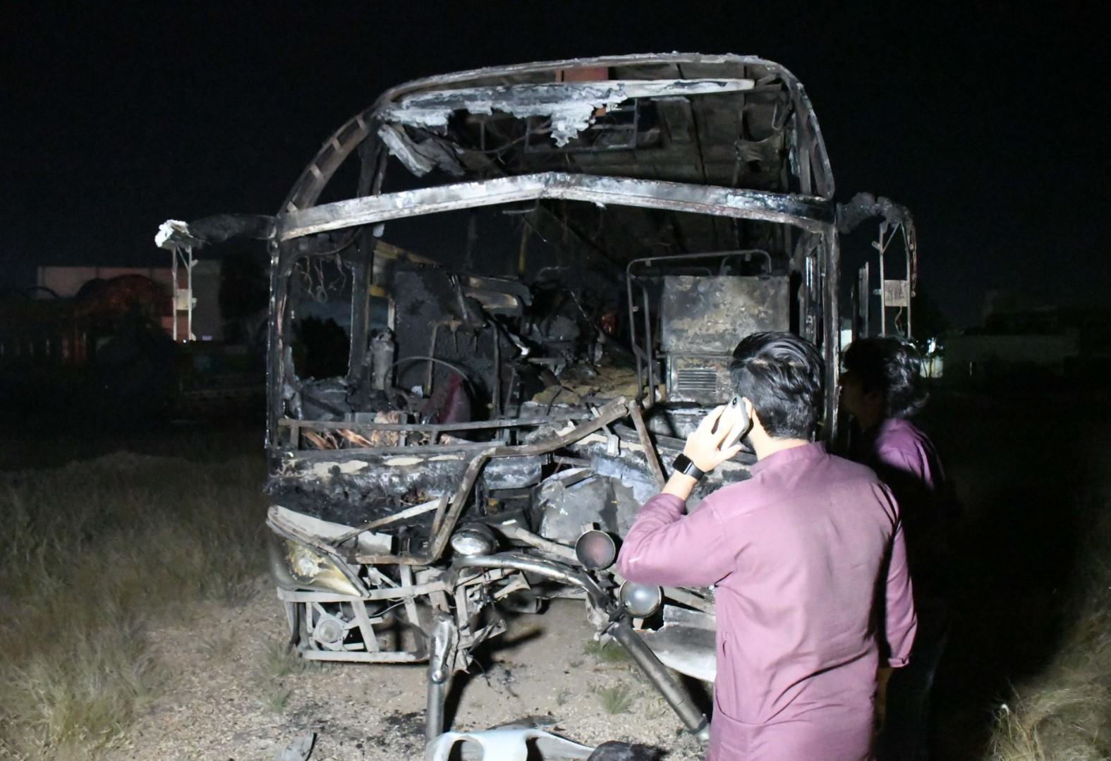 Pakistan: Zapalio se autobus, poginulo najmanje 18 osoba