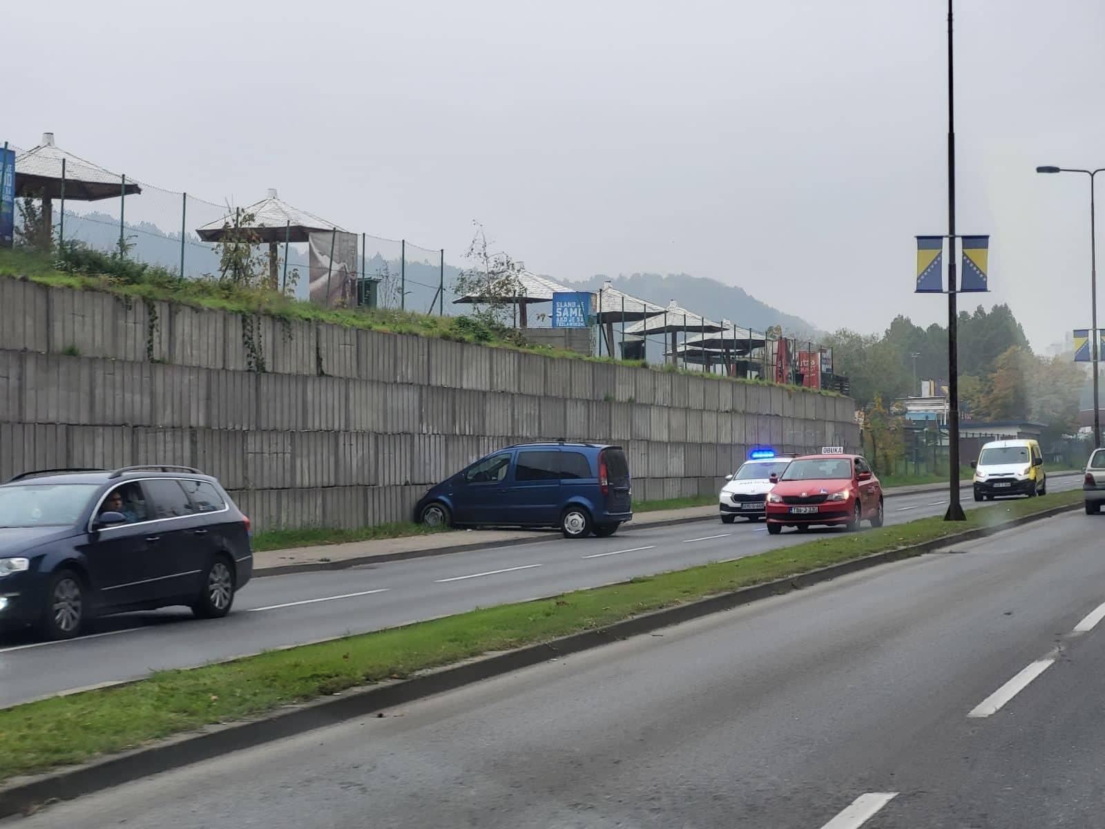 Saobraćajna nesreća u Tuzli: Automobilom udario u zid