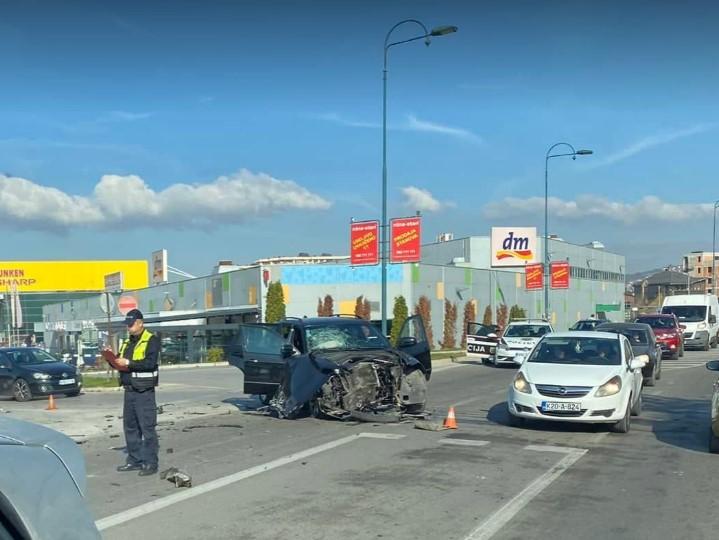 Saobraćajna nesreća na Stupu: Automobil u potpunosti uništen