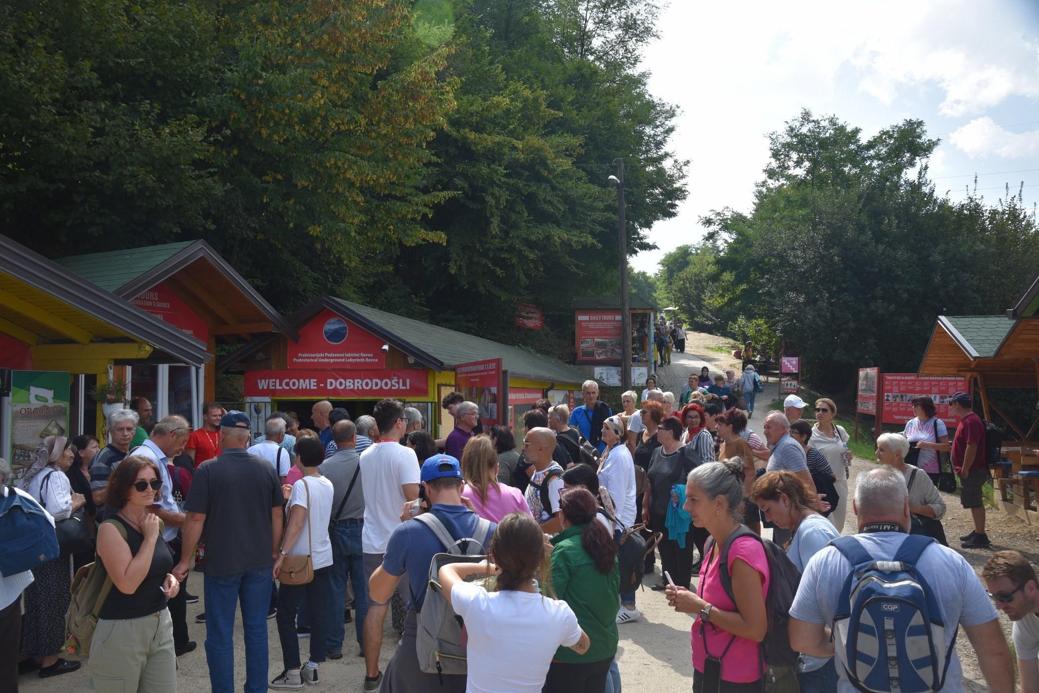 Ljudi iz cijelog svijeta rado dolaze u Visoko: Bosanske piramide posjetilo više od 100.000 turista